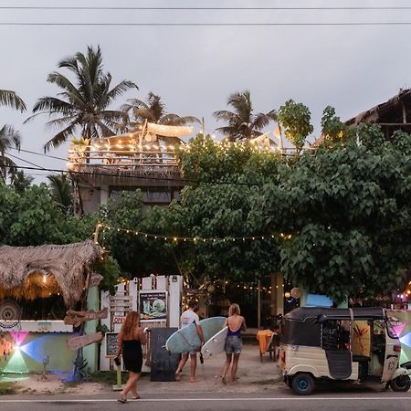 Gaia Ocean Surf Yoga Hostel Ahangama Bagian luar foto
