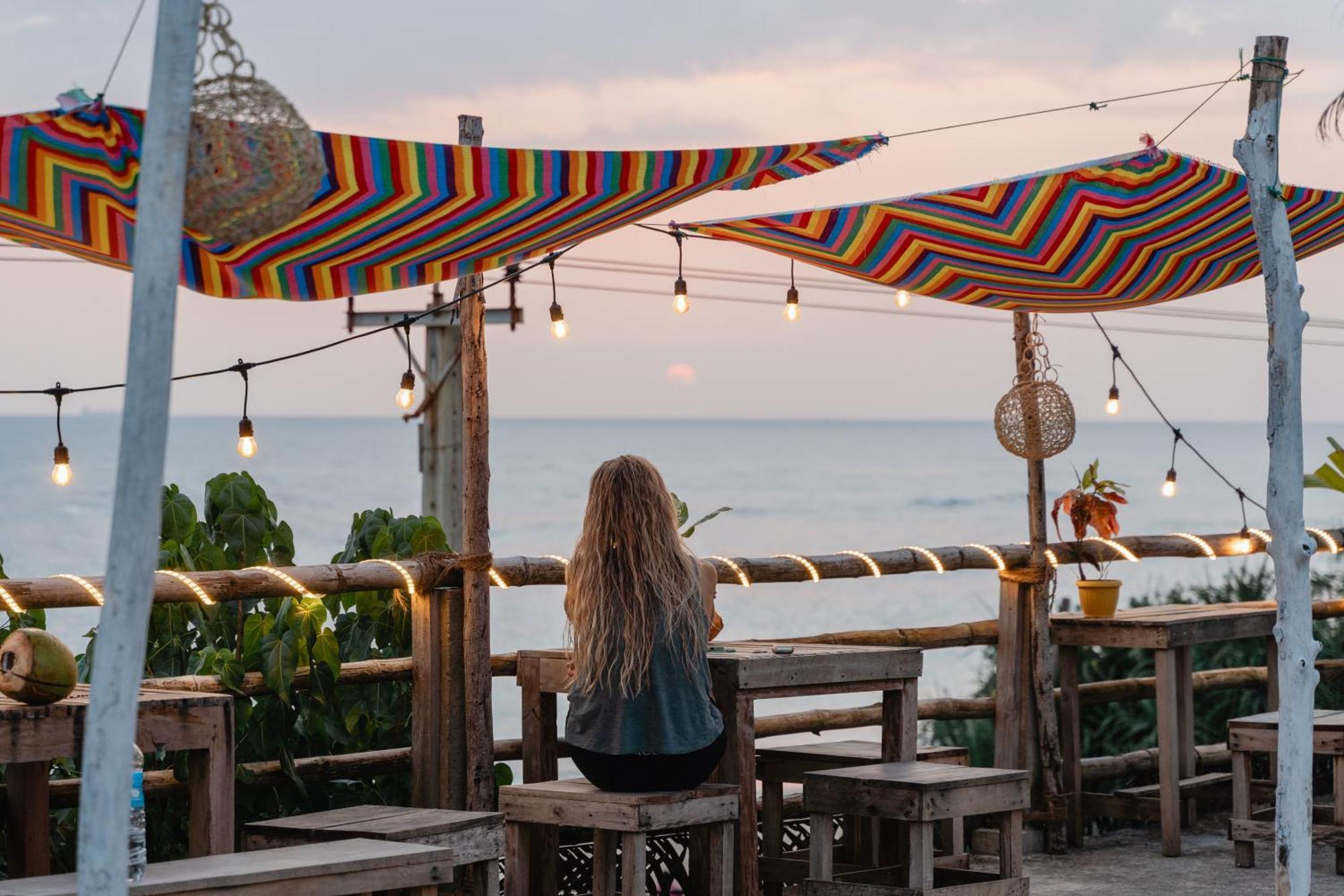 Gaia Ocean Surf Yoga Hostel Ahangama Bagian luar foto