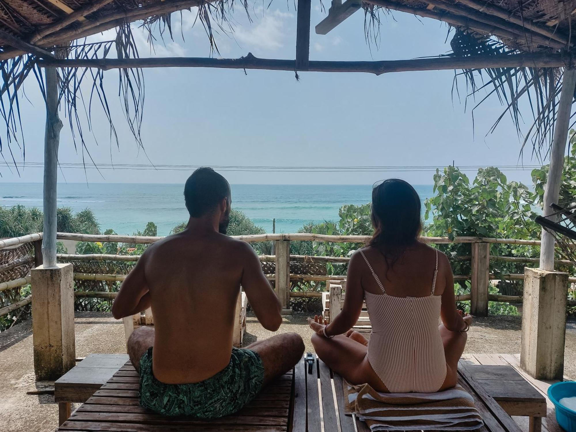 Gaia Ocean Surf Yoga Hostel Ahangama Bagian luar foto