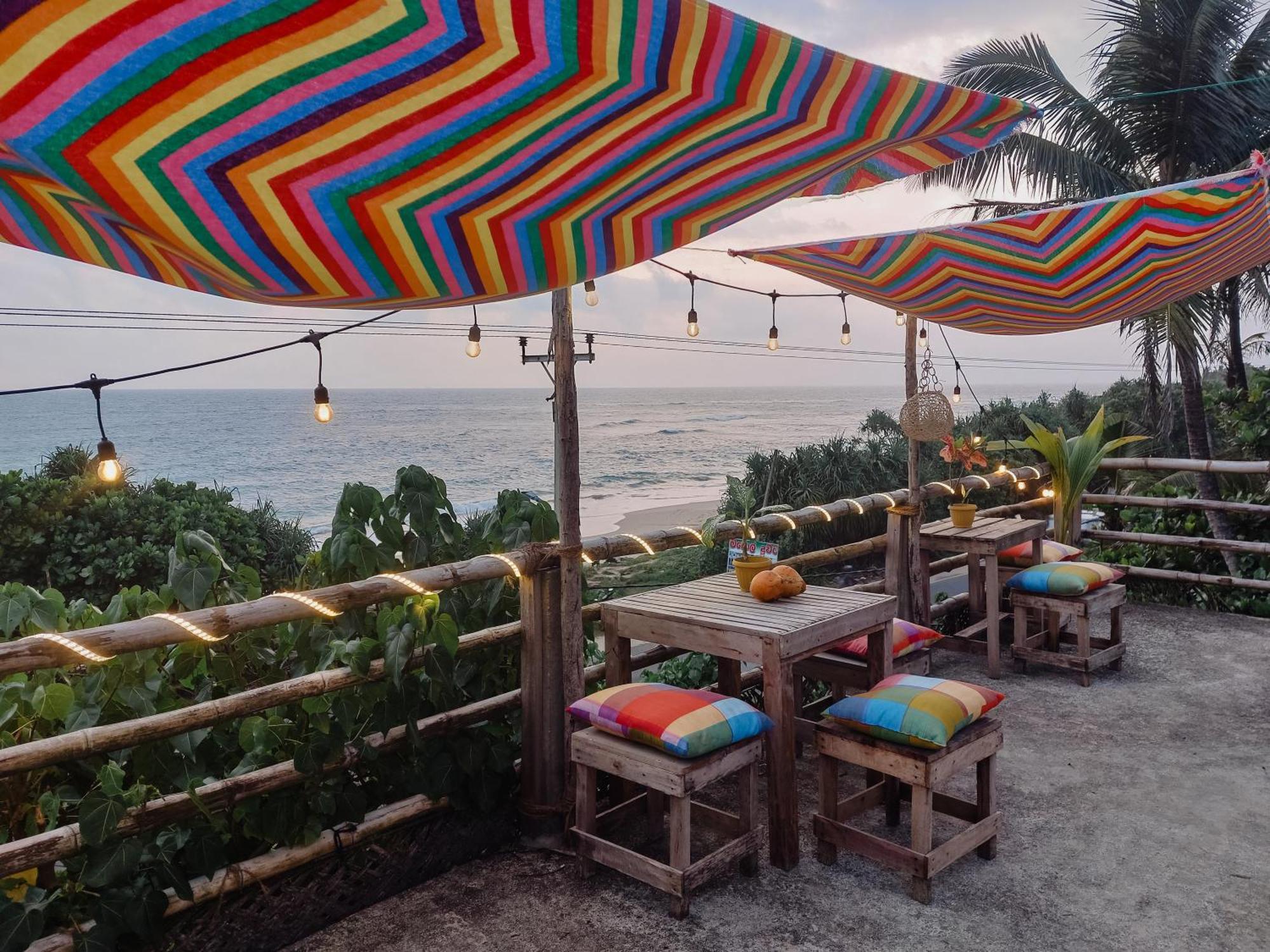 Gaia Ocean Surf Yoga Hostel Ahangama Bagian luar foto