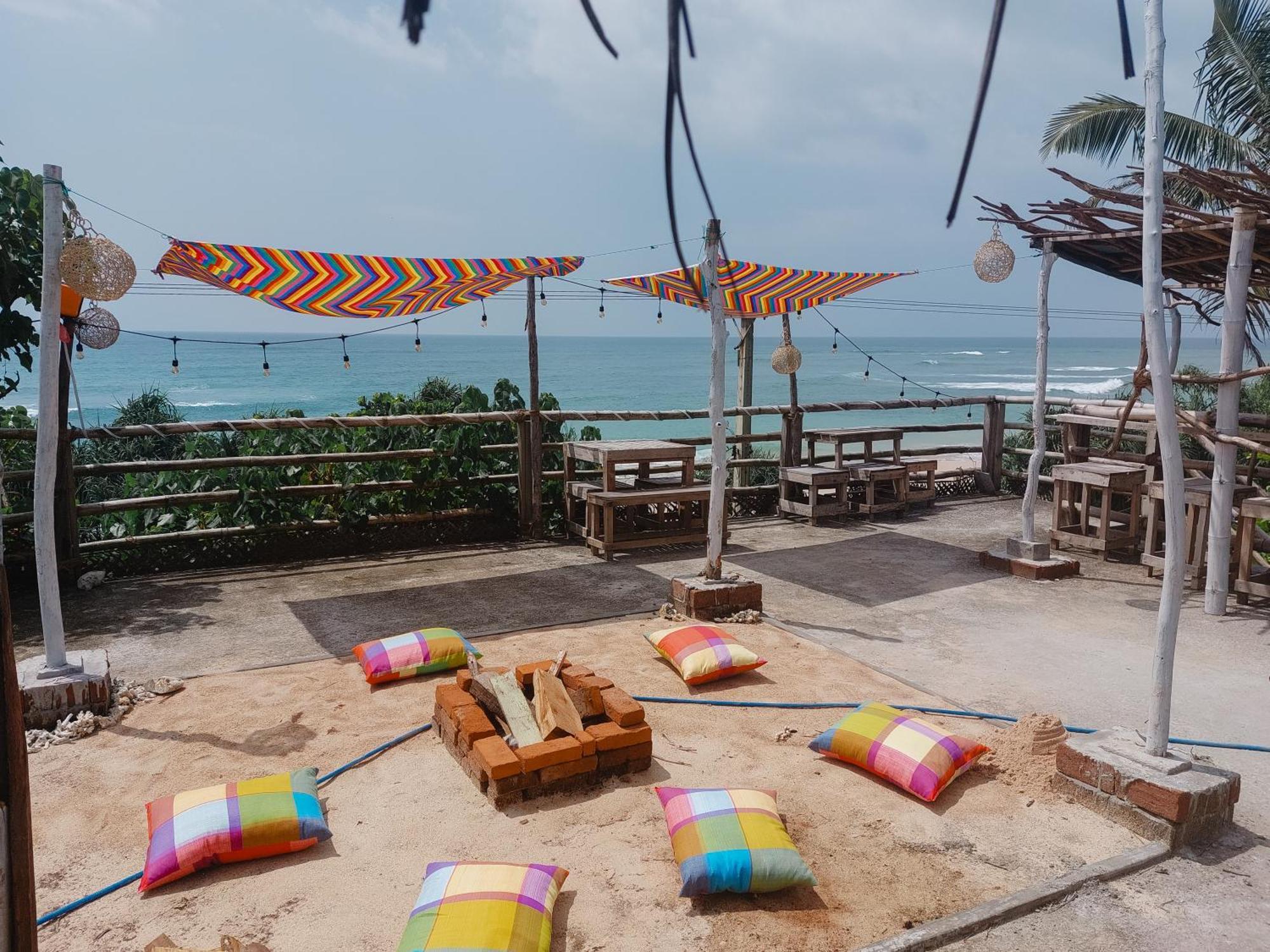 Gaia Ocean Surf Yoga Hostel Ahangama Bagian luar foto