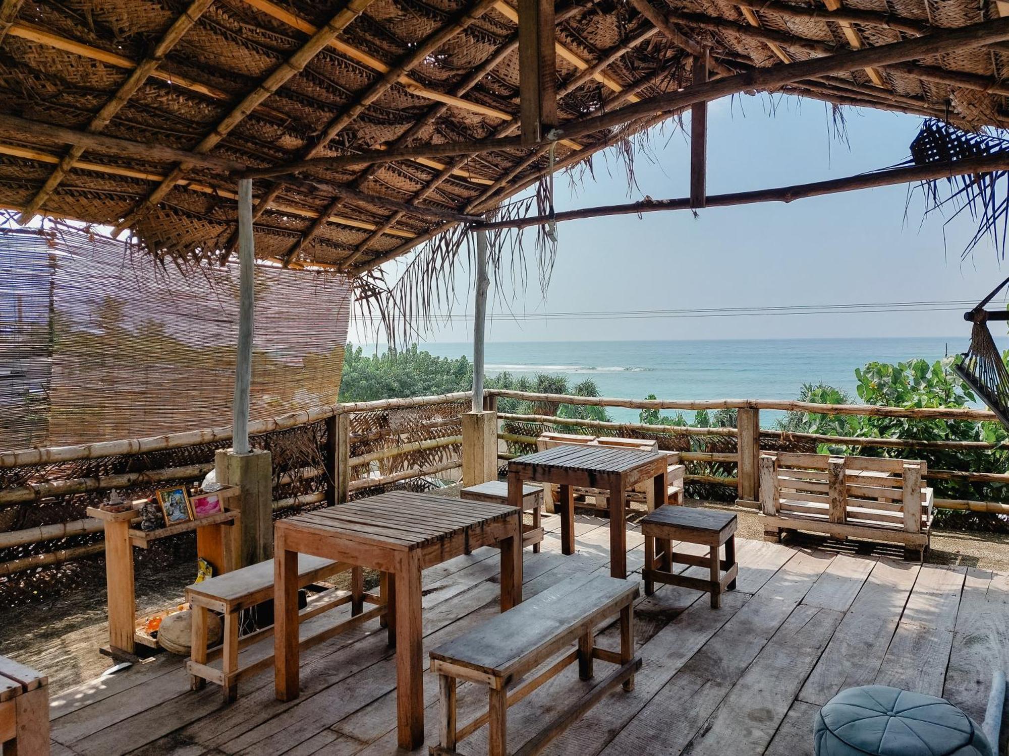 Gaia Ocean Surf Yoga Hostel Ahangama Bagian luar foto