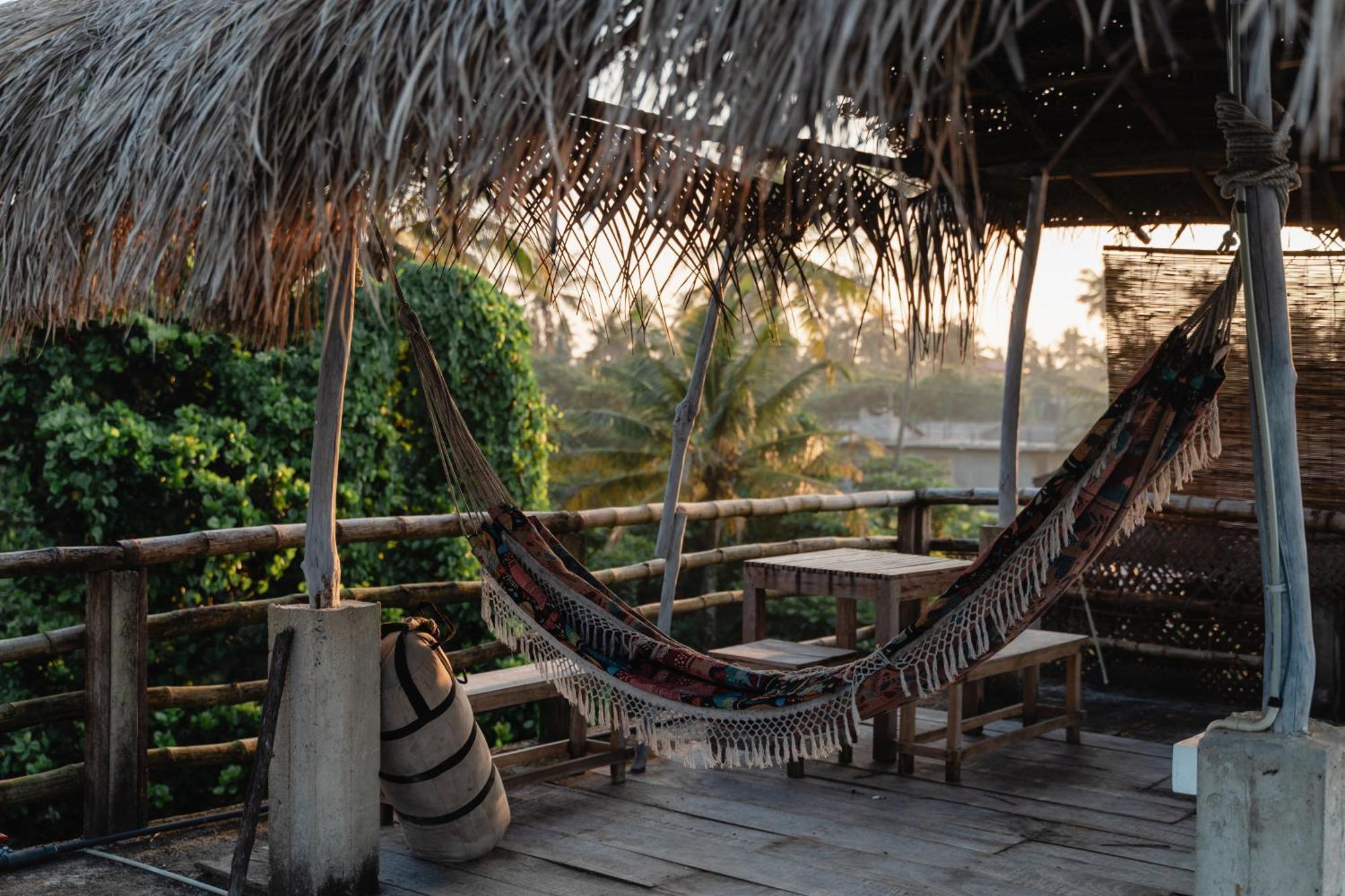Gaia Ocean Surf Yoga Hostel Ahangama Bagian luar foto
