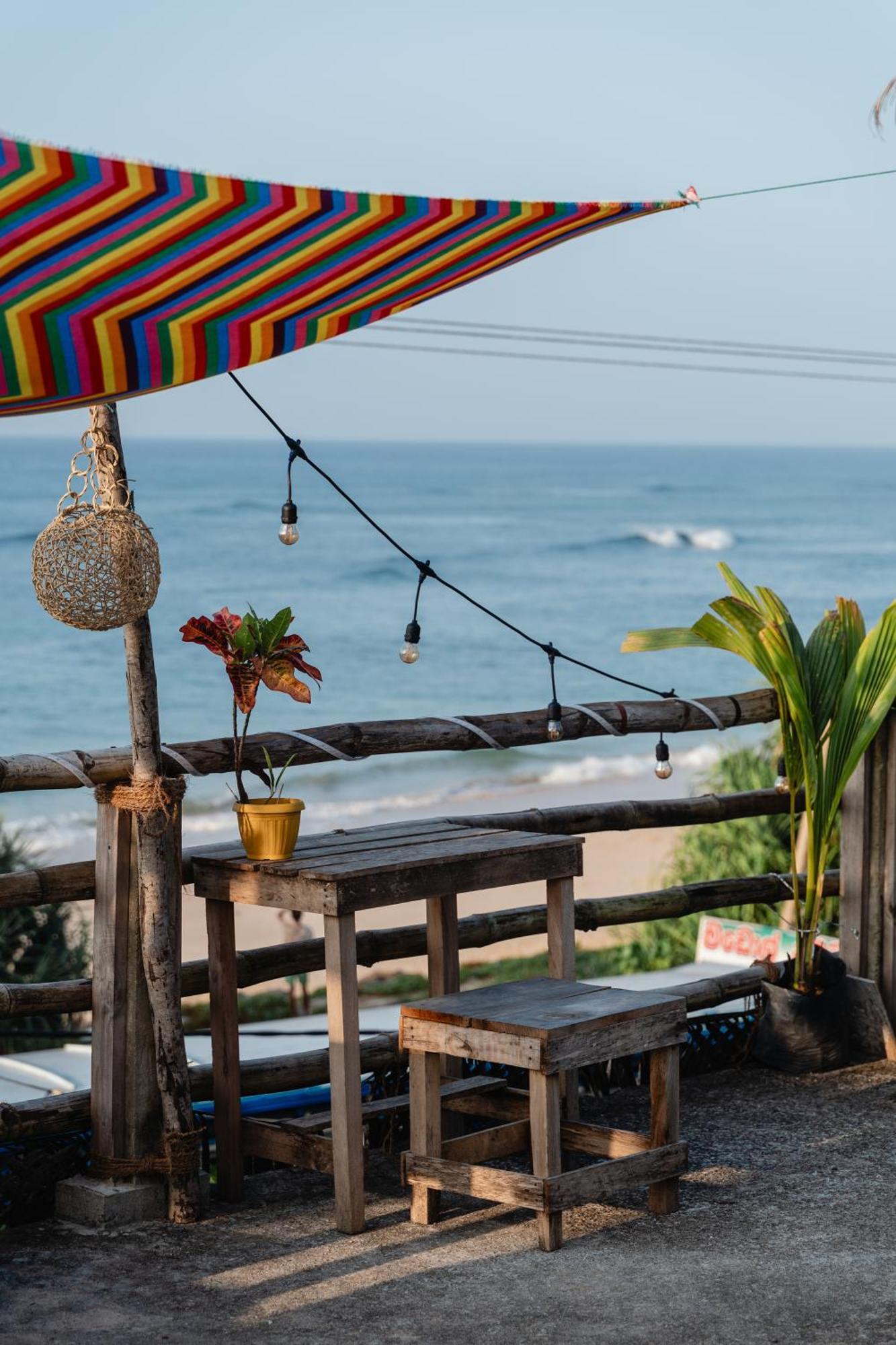 Gaia Ocean Surf Yoga Hostel Ahangama Bagian luar foto