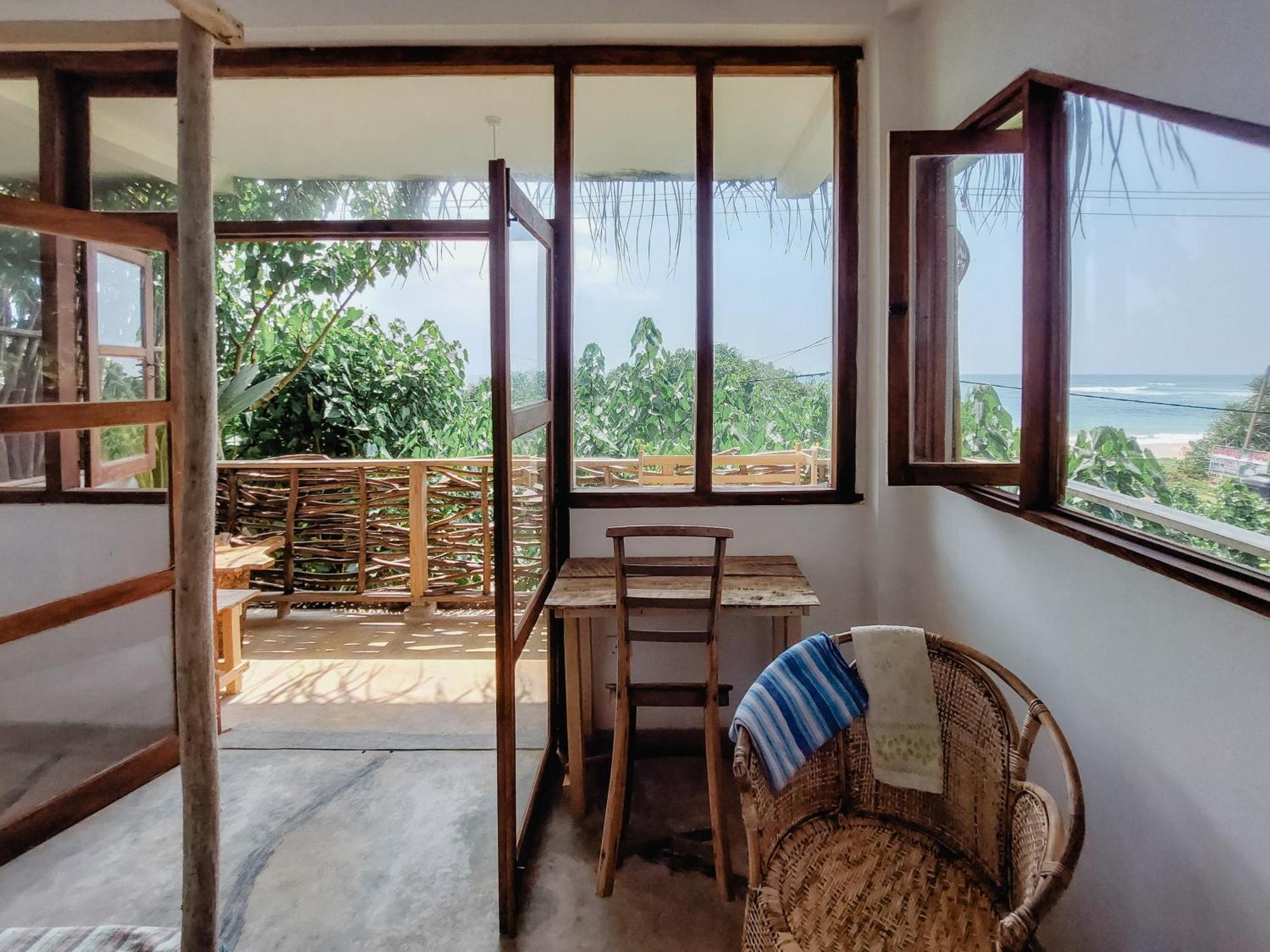 Gaia Ocean Surf Yoga Hostel Ahangama Bagian luar foto
