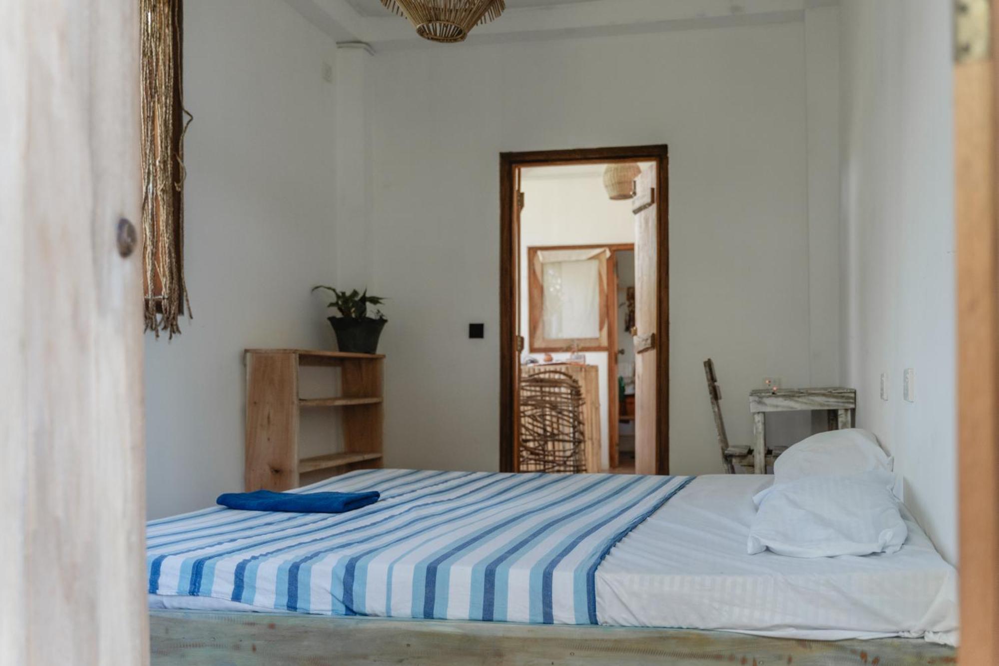 Gaia Ocean Surf Yoga Hostel Ahangama Bagian luar foto