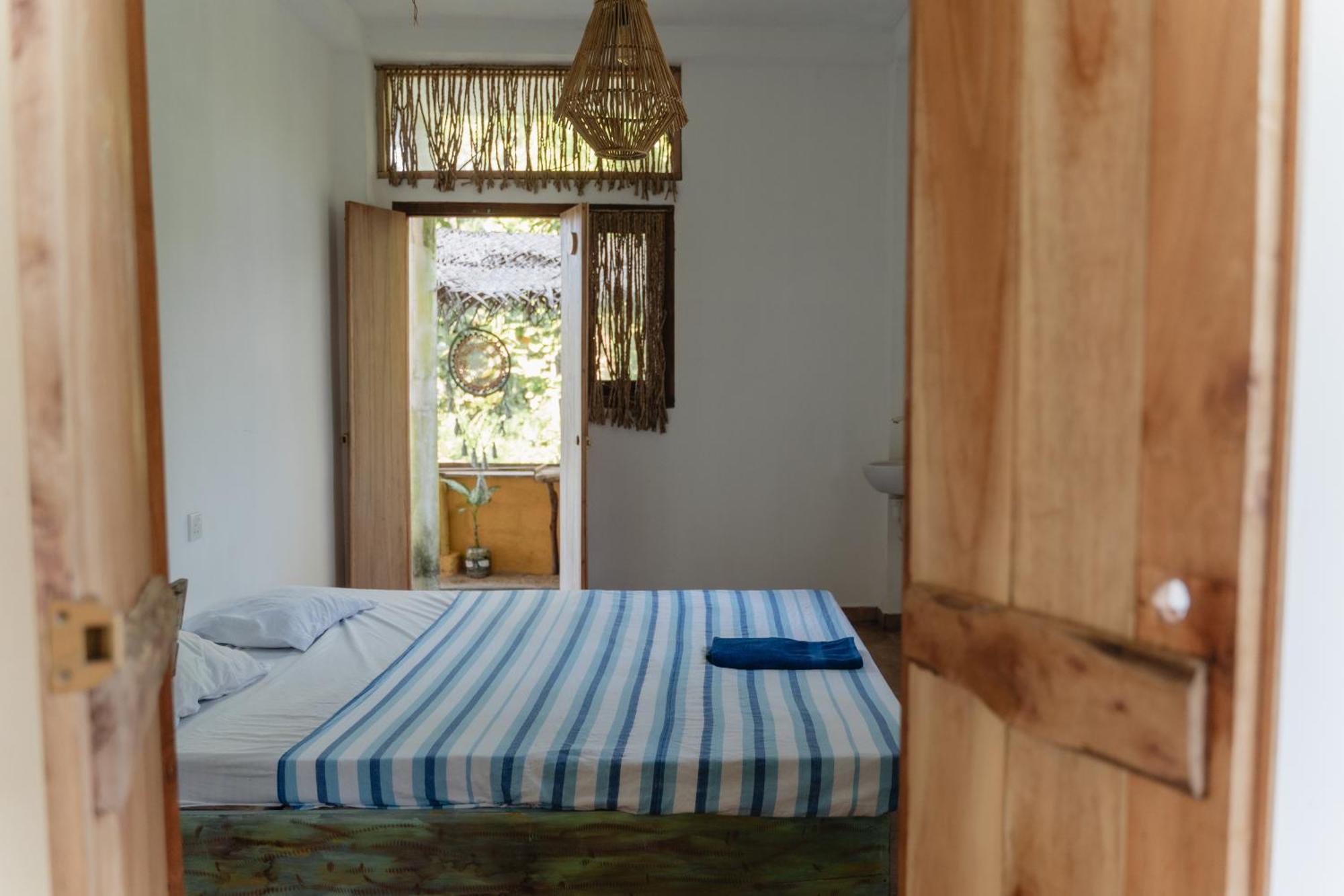 Gaia Ocean Surf Yoga Hostel Ahangama Bagian luar foto