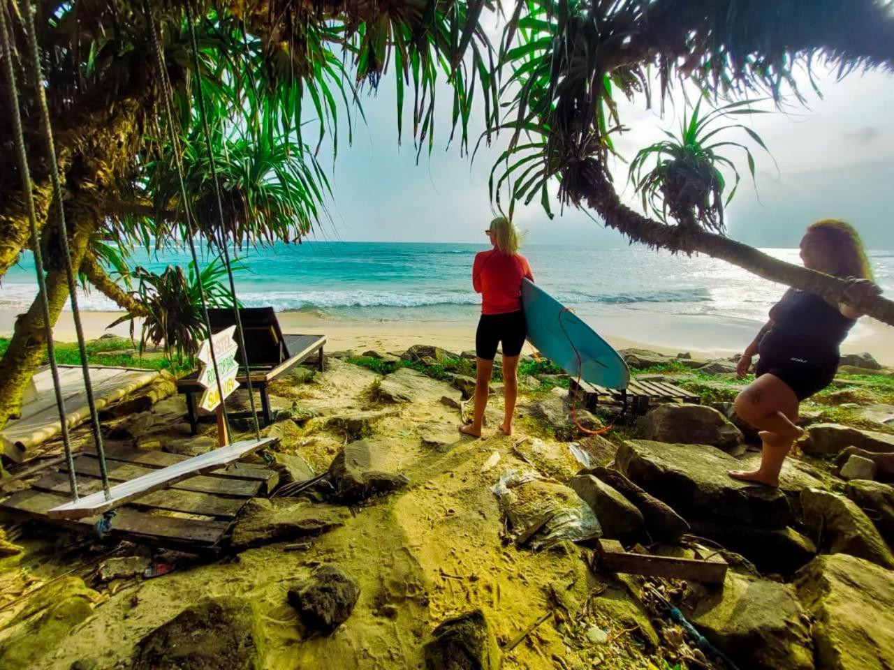 Gaia Ocean Surf Yoga Hostel Ahangama Bagian luar foto