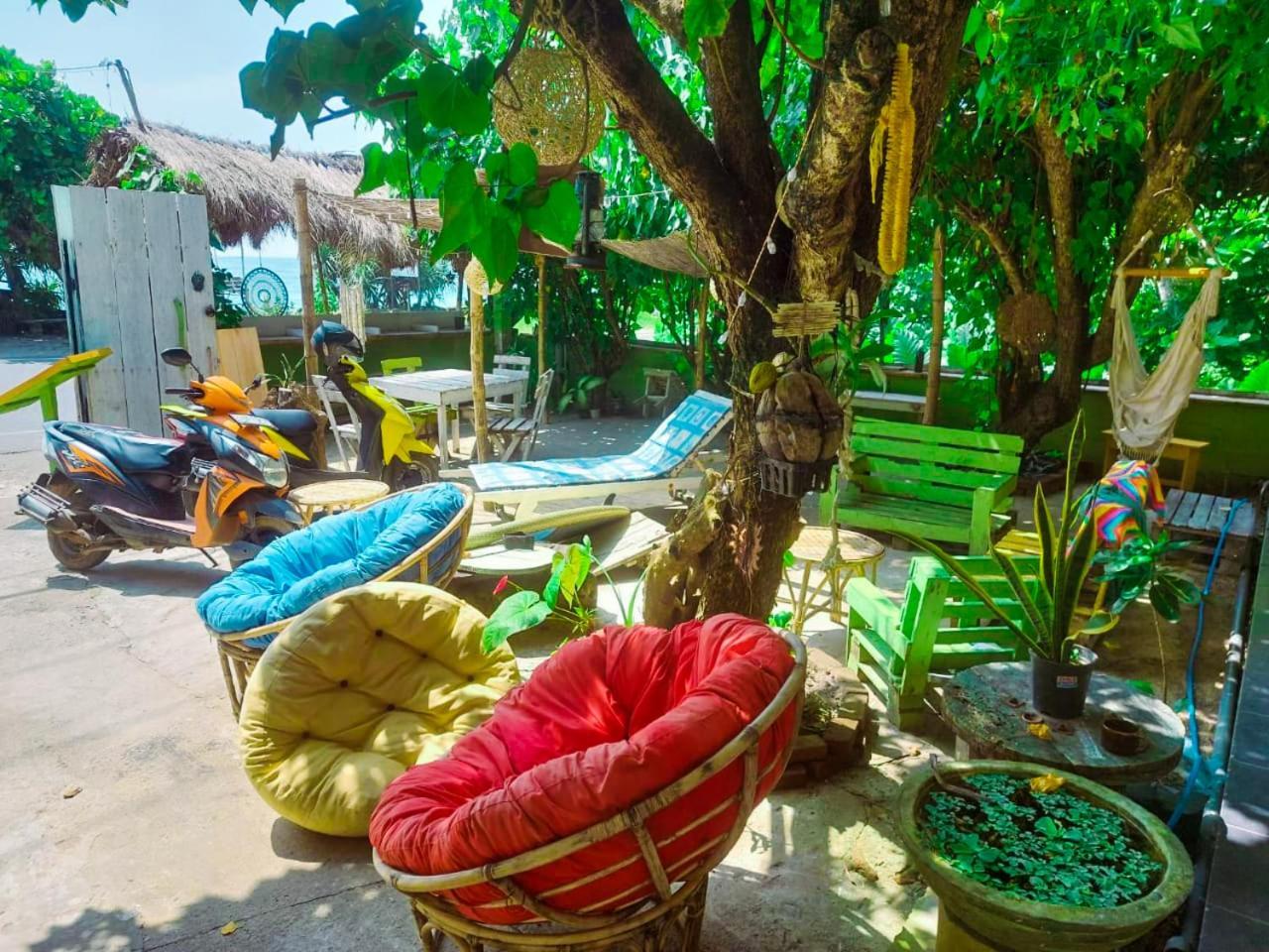 Gaia Ocean Surf Yoga Hostel Ahangama Bagian luar foto