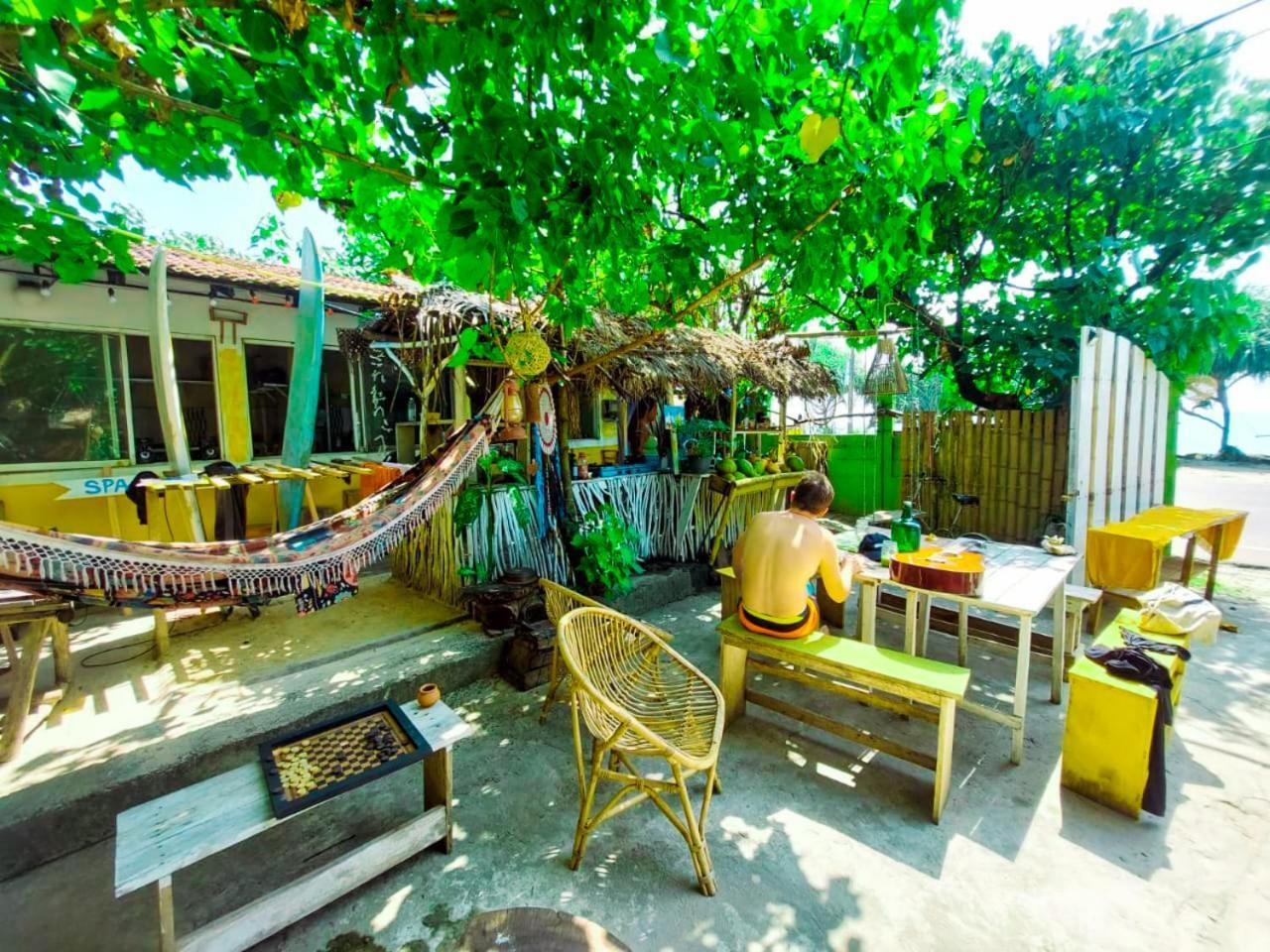Gaia Ocean Surf Yoga Hostel Ahangama Bagian luar foto