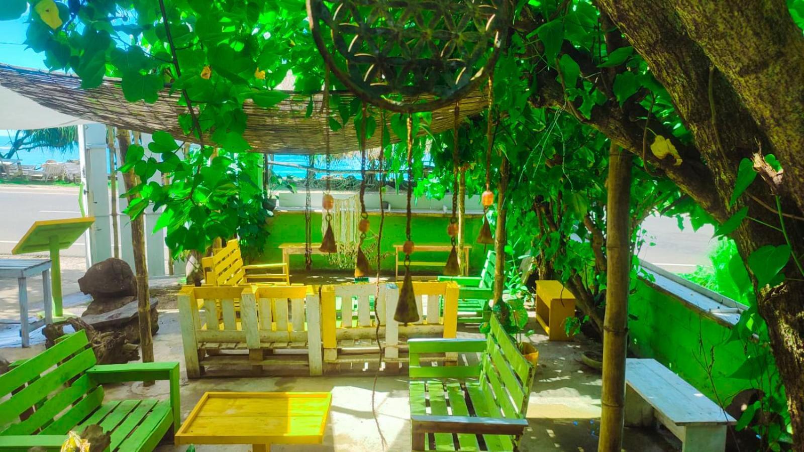 Gaia Ocean Surf Yoga Hostel Ahangama Bagian luar foto